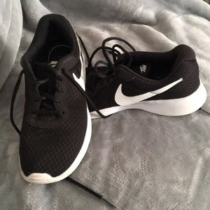 Women’s Nike’s 7.5